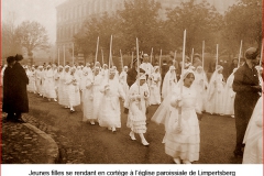 Jeunes filles se rendant à l'eglise - 1re communion - le 30.04.1933